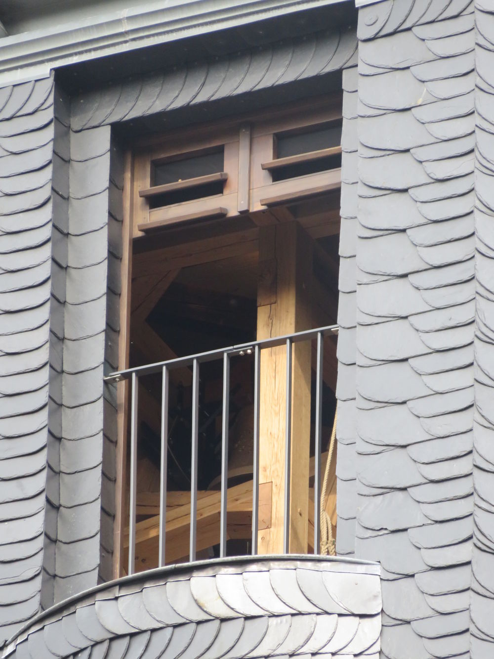 Blick von außen Fensteröffnung in Turmschaft auf Höhe des Glockenstuhls…